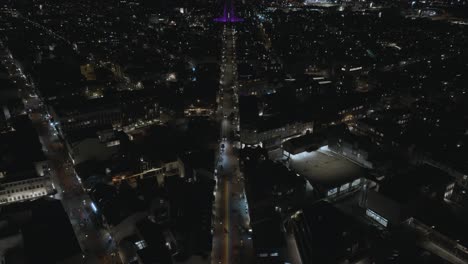la calle skolavordustigur con la carretera del arco iris y la iglesia de hallgrimskirkja por la noche