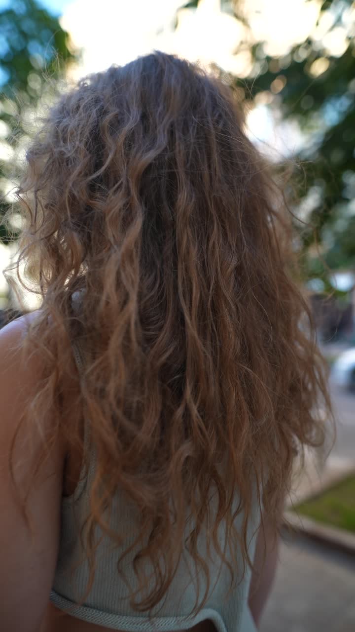 mujer en la calle de la ciudad