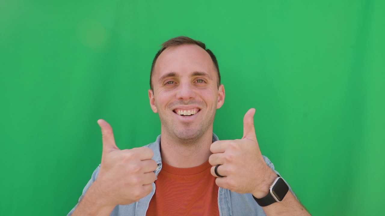 hombre, sonriendo en la pantalla verde