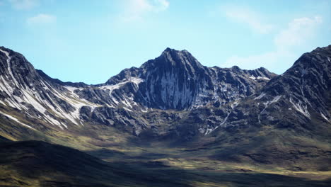 kazajstán paisaje de otoño con hierba seca y montañas