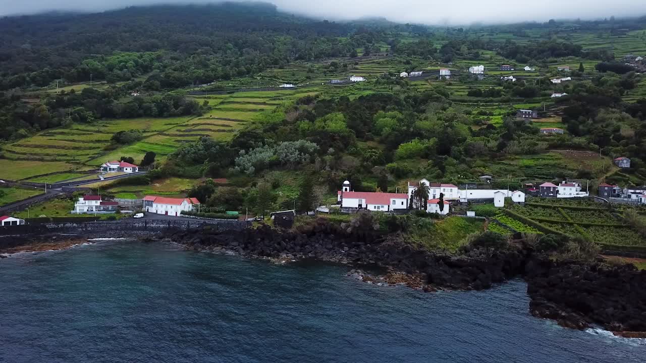 Ampia ripresa aerea circolare della chiesa di Manadas e Santa Barbara sull'isola di São Jorge, Azzorre.