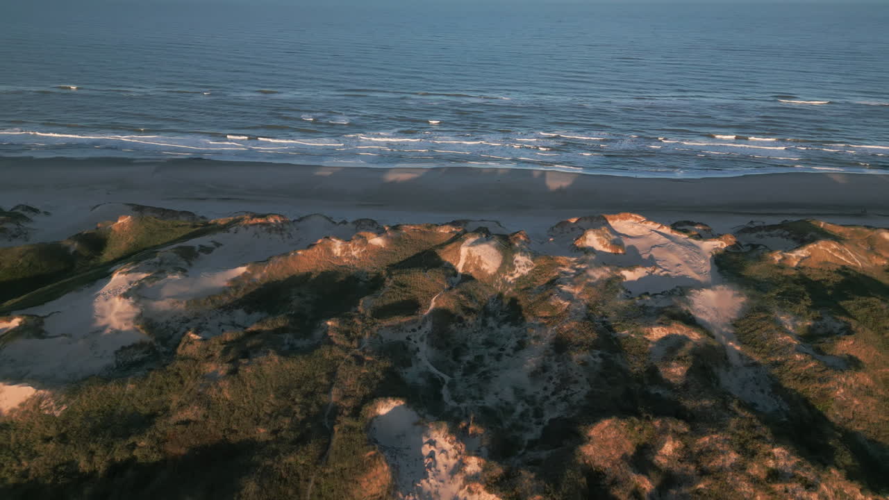 утренний свет на дюнах с нежными волнами на датском пляже