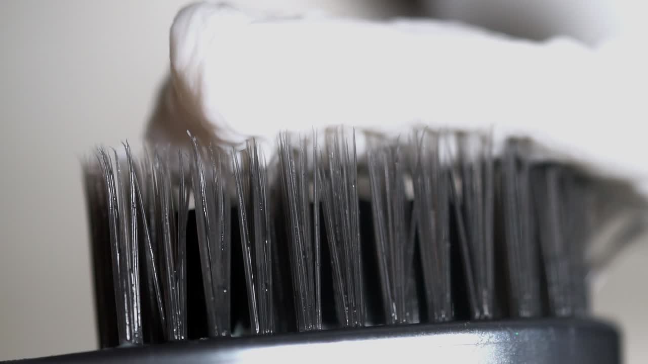 머리카락 브러쉬에 크림을 적용하는 것