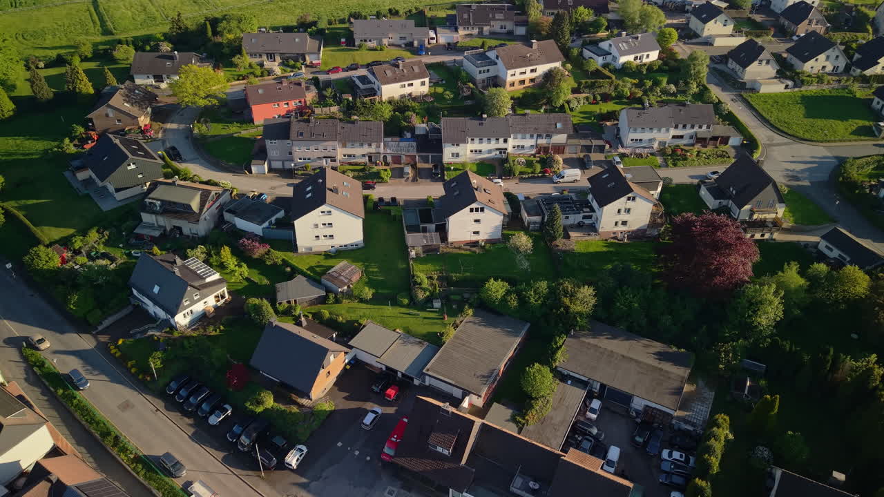 Luftfoto af et beboelseskvarter med enfamiliehuse og haver i Tyskland.