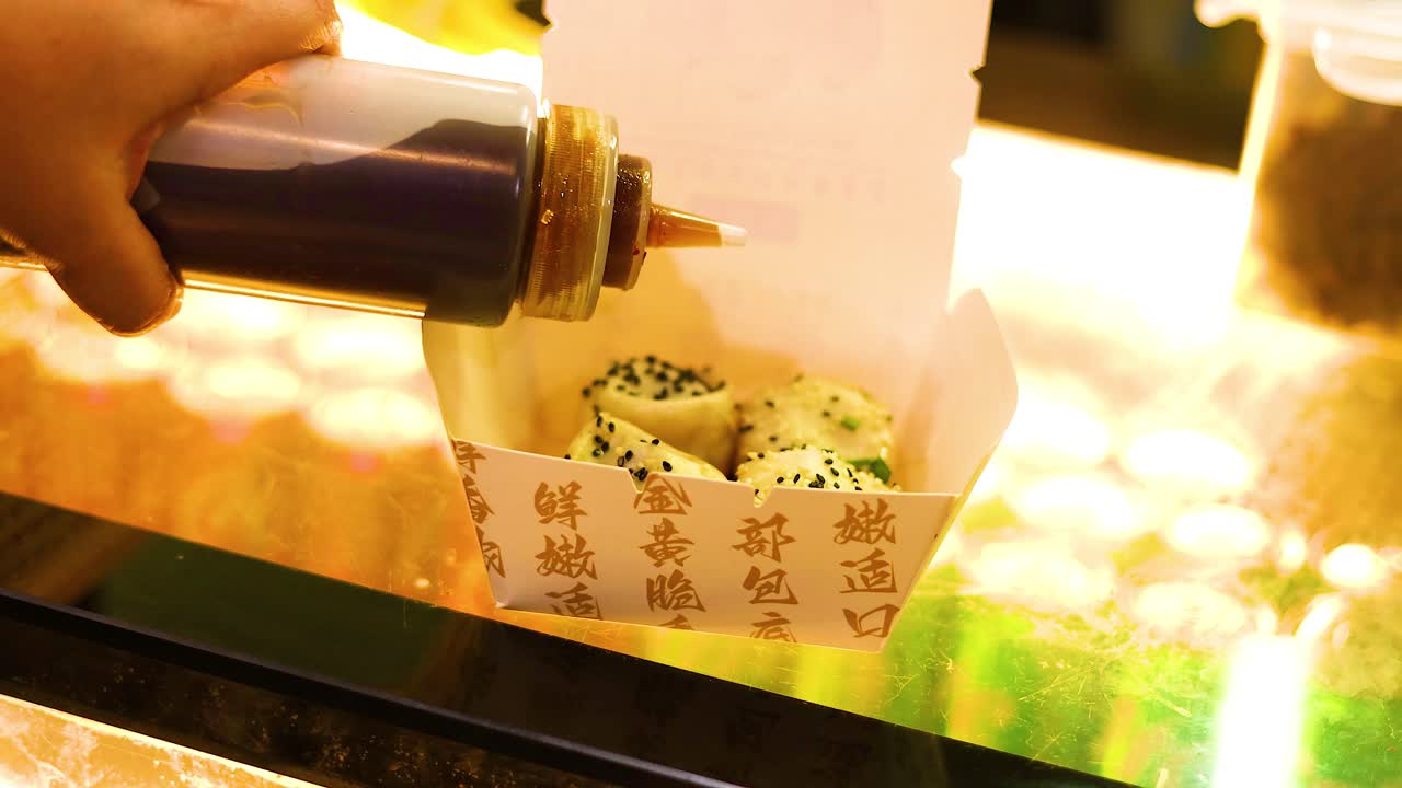 vertiendo la salsa a mano sobre los panes fritos