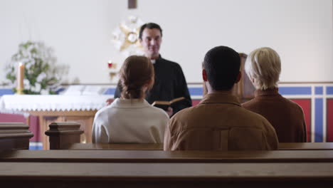 el sacerdote en la misa