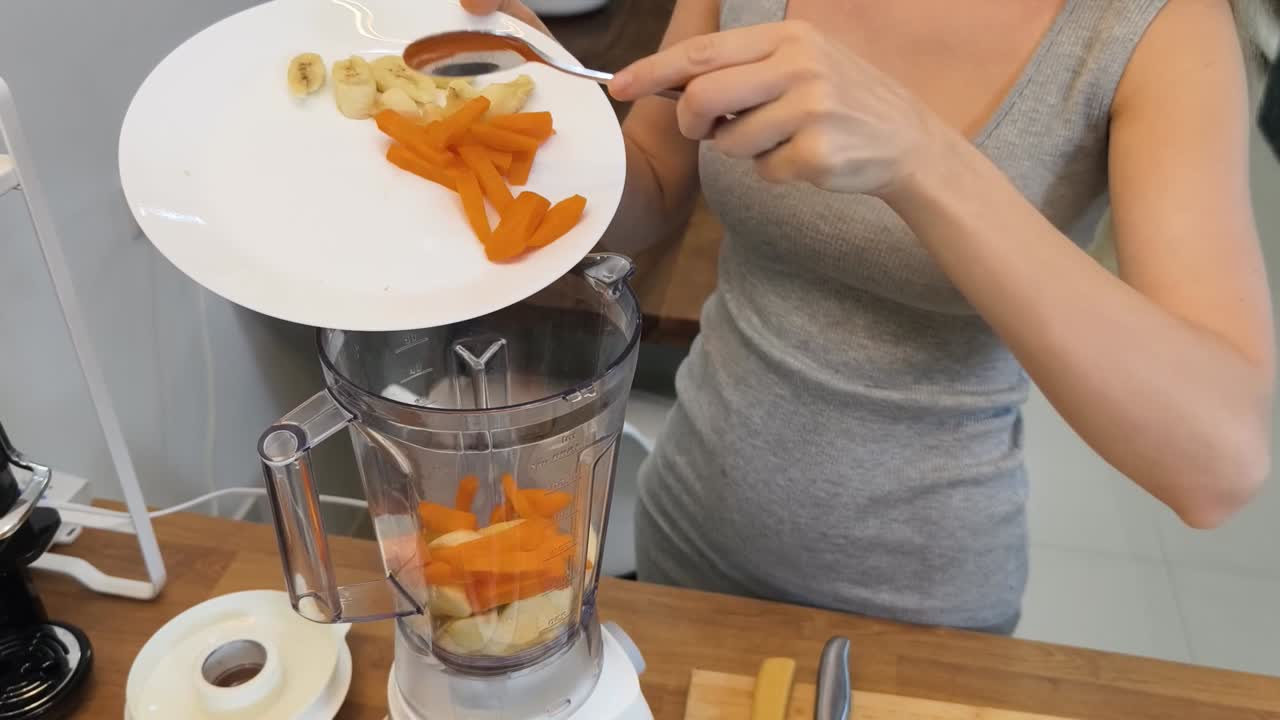 Donna che prepara un frullato con banane e carote