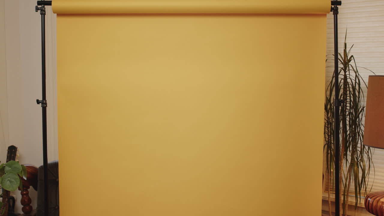 foto fija de un estudio casero amarillo