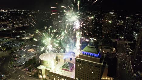 Volando-Por-Encima-De-La-Torre-Del-Reloj-De-Mississauga-Fuegos-Artificiales-Celebración-Del-Día-De-Canadá