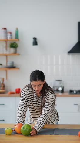 mujer con fruta en la cocina