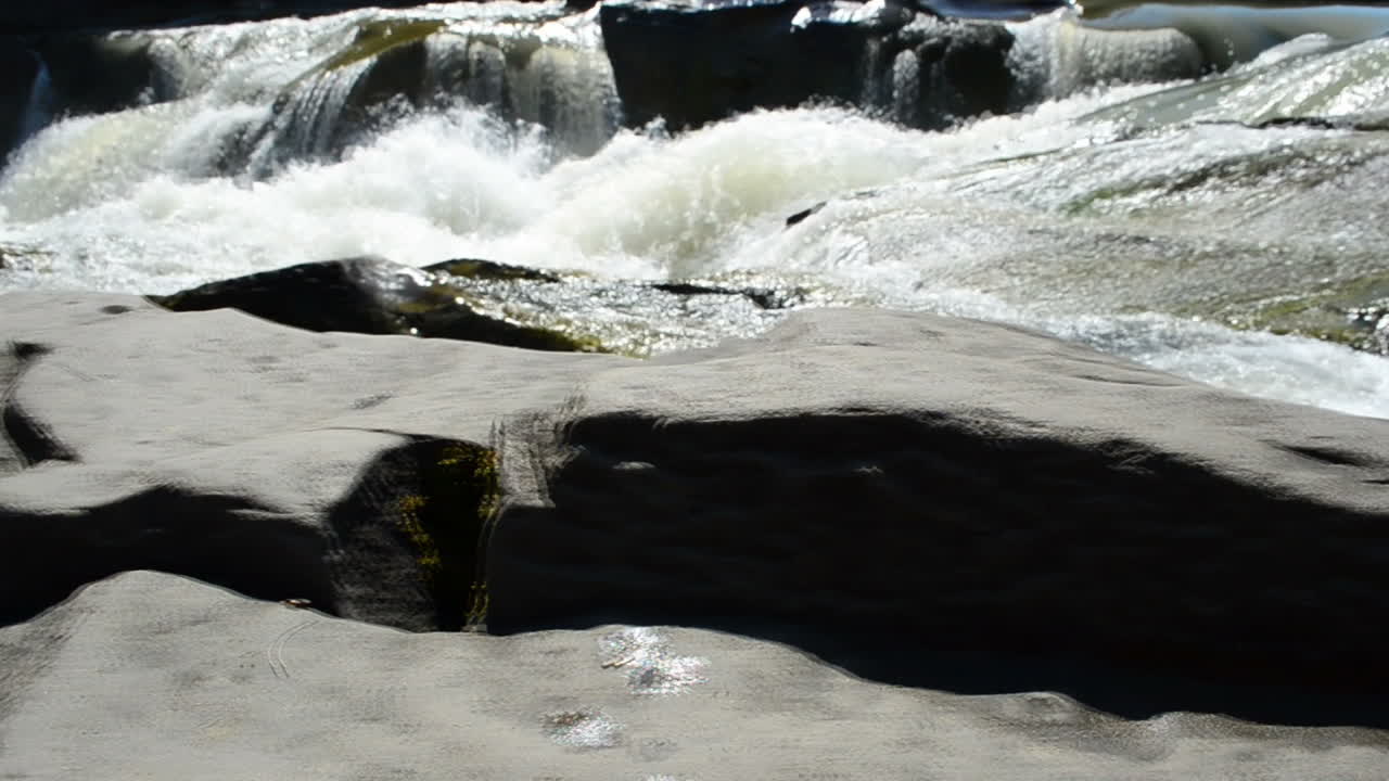 Fiume di montagna. Fiume e corrente