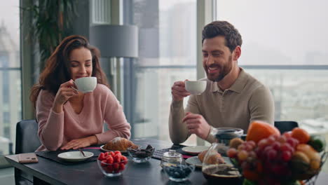 amantes descansando hablando desayuno en la cocina acogedora de primer plano. pareja bebiendo café