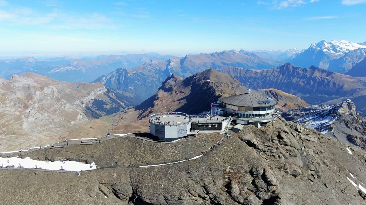 schilthorn piz gloria: 스테이션 위의  ⁇ 도에서 환상적인 촬영과 눈  ⁇ 인 산과 스위스 가을 풍경을 내려다보는
