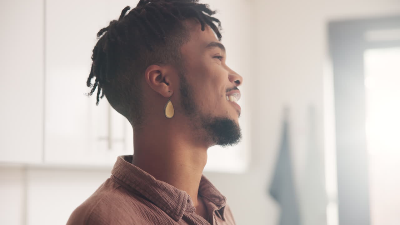 hombre en una cocina bebiendo café