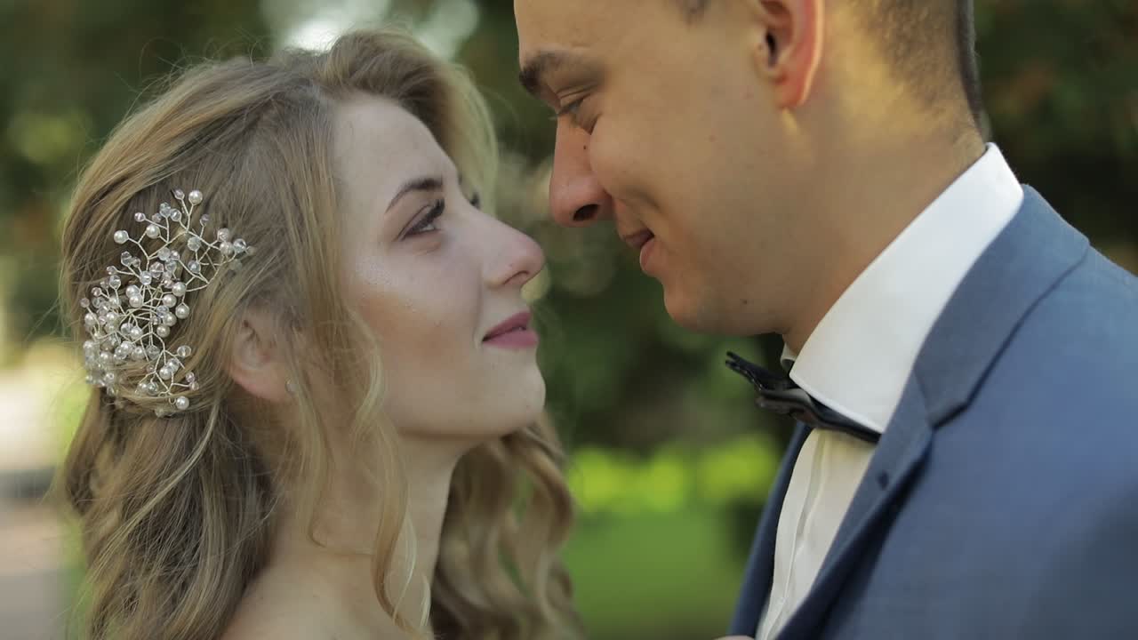 una pareja de bodas, un novio y una novia encantadores, una familia feliz, un hombre y una mujer enamorados.