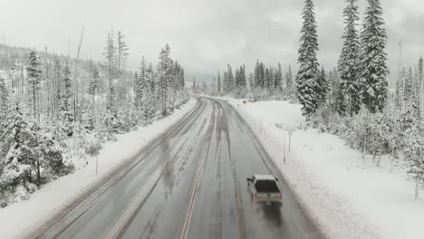 Carretera-Rural-Aérea-De-4k-En-La-Nieve-Con-Carro-De-Drones-De-Tráfico-Fuera-De-Tiro