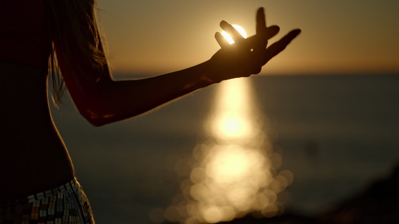 brazos rítmicos al amanecer junto al mar