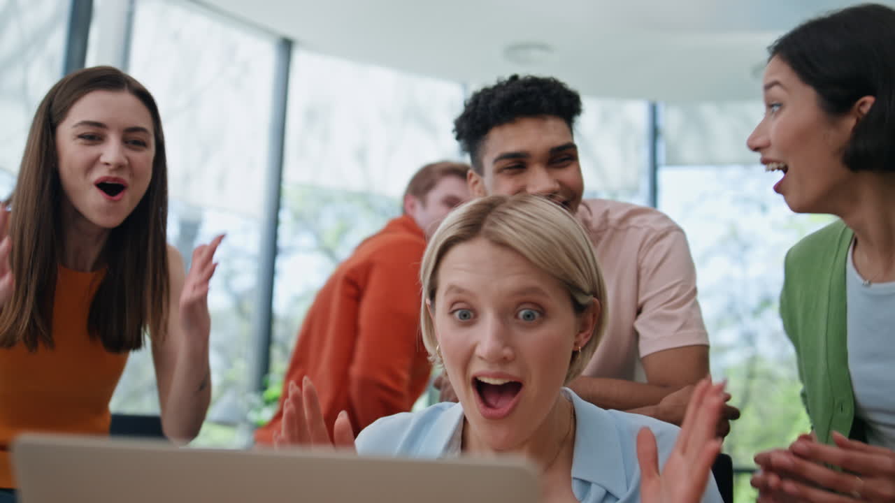 창의적인 팀이 업적을 기하며 사무실 회의실에서 일하고 있습니다.