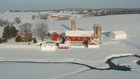 Antenne-Der-Roten-Scheune-Und-Wirtschaftsgebäude-Im-Winterschnee