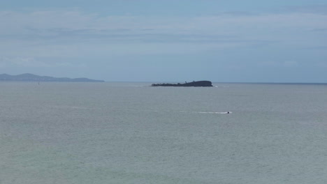 Drone-Teleobjetivo-Vista-Al-Mar-De-La-Isla-Anciana,-Isla-Mudjimba,-Costa-Del-Sol-Australia