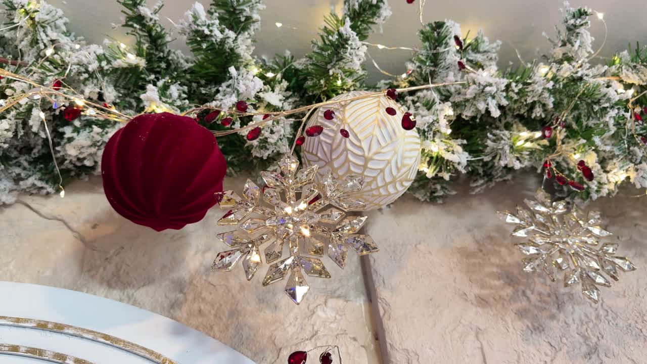 은색과 황금색의 장식품과 반이는 눈송이와 함께 축제 장식품으로 인 크리스마스 장식품