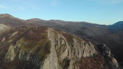 Toma-Aérea-De-La-Colina-De-La-Montaña-Con-Bosques-Y-Acantilados-5