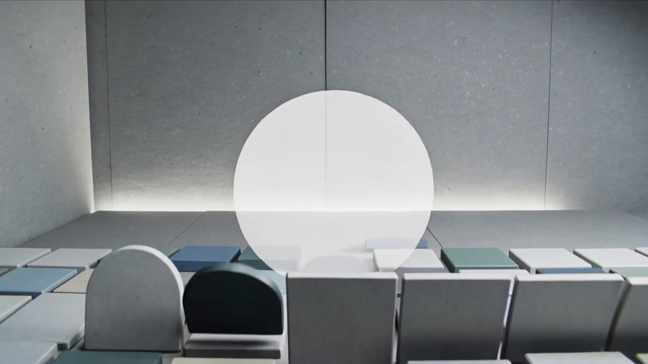 Animazione iniziale che mostra una griglia e blocchi che si sollevano in uno studio con luci LED, un disco che forma un arco e poi si stabilizza