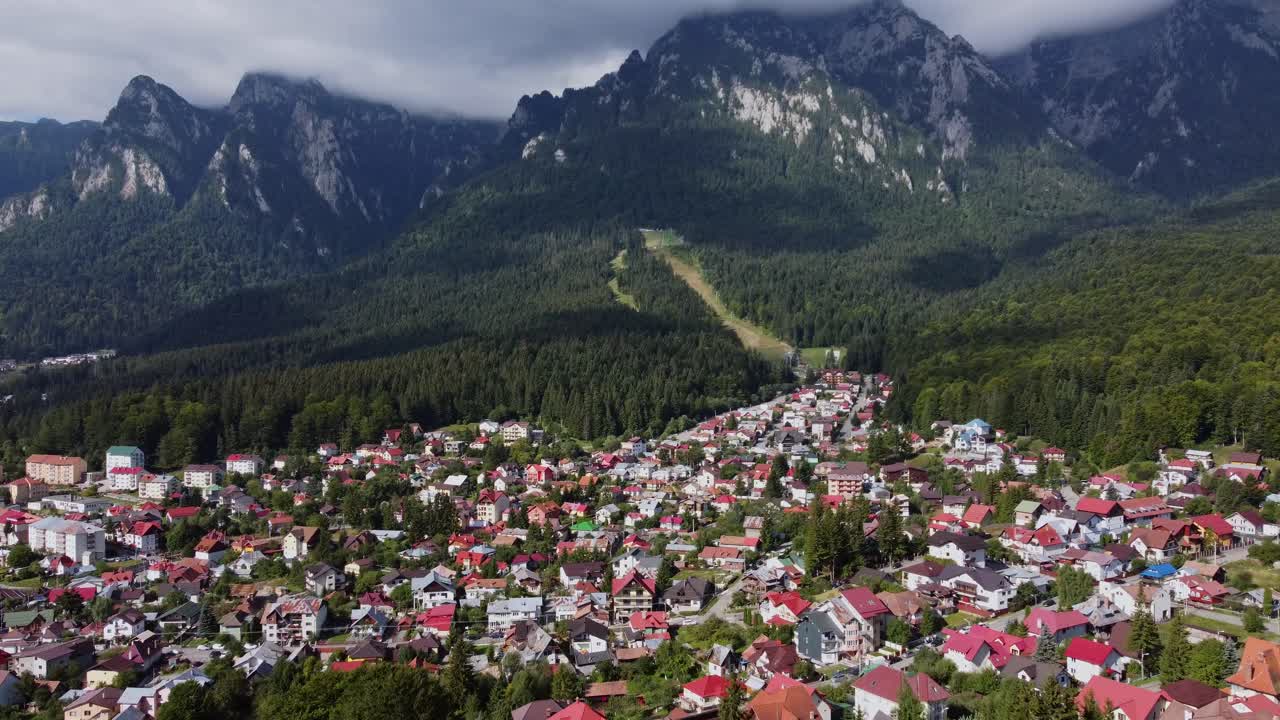 ciudad vibrante frente a las surrealistas montañas de los cárpatos en transilvania, rumania
