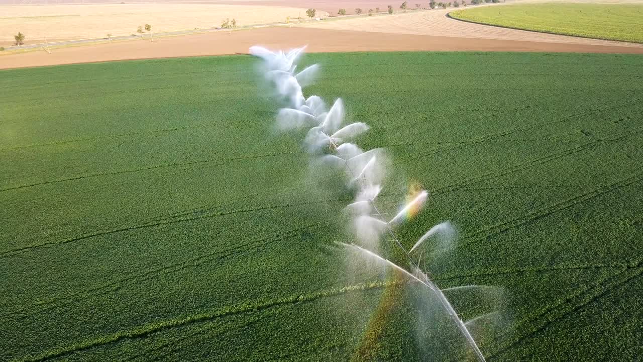 4k aéreo. volar sobre el océano, el mar con reflejo solar. composición de giro