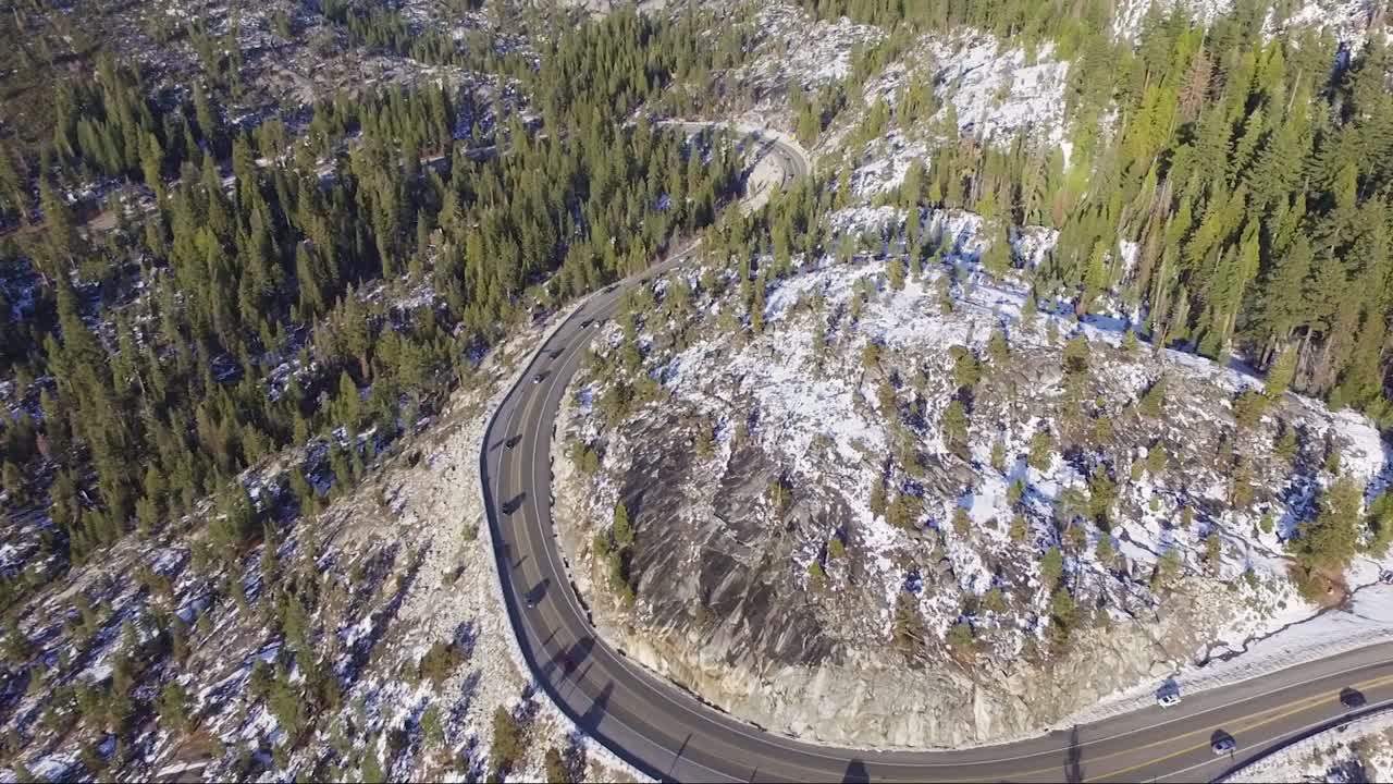 sobrevuelo de drones aéreos del ajetreado tráfico de vacaciones de invierno en la ventosa autopista 50 en las montañas de sierra nevada cerca del lago tahoe