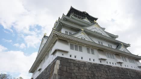 castillo de osaka, tiro de establecimiento de panorámica de ángulo bajo, japón