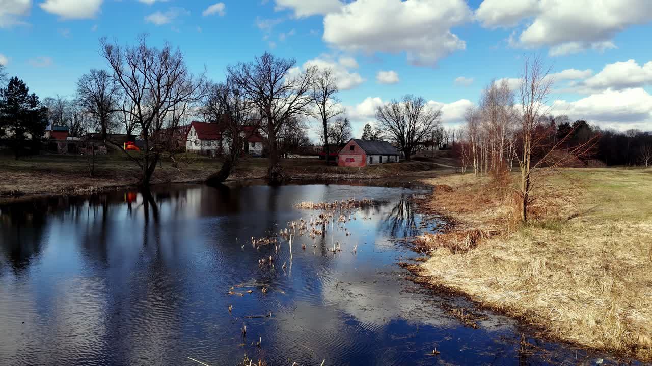 un día soleado de primavera volando sobre el estanque en el campo letón