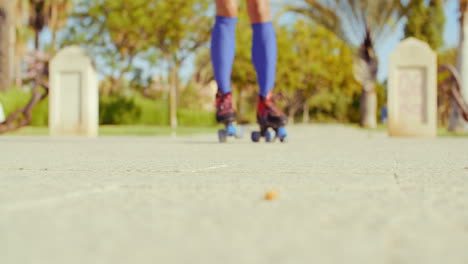 video de bajo ángulo de una chica montando patines