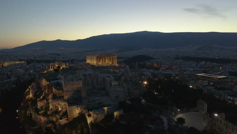 Luftaufnahme-Der-Akropolis-Mit-Der-Stadt-Athen-Im-Hintergrund-Am-Frühen-Morgen