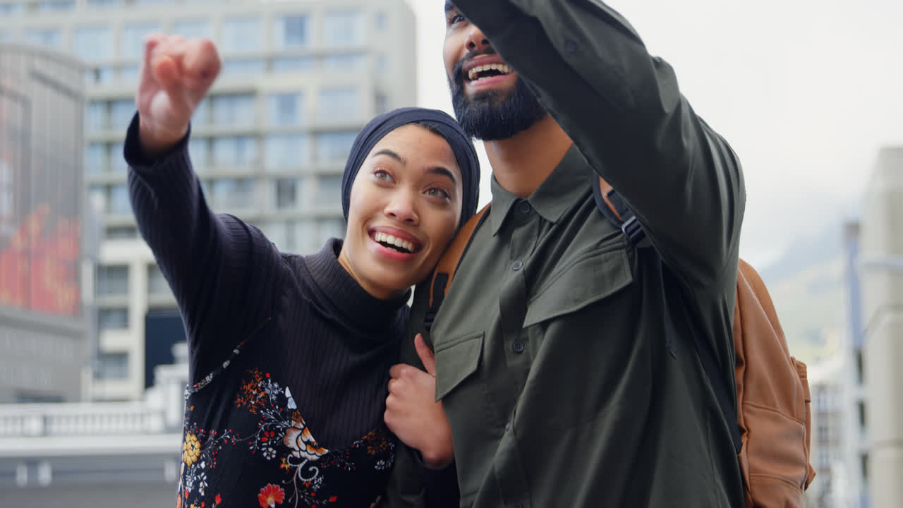 길거리 4k에 서 있는 젊은 부부