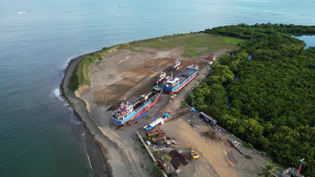 필리핀 카탄두아네스의 열대 해안선을 바라보는 육지 위에 정착한 화물선의 도 항공 사진