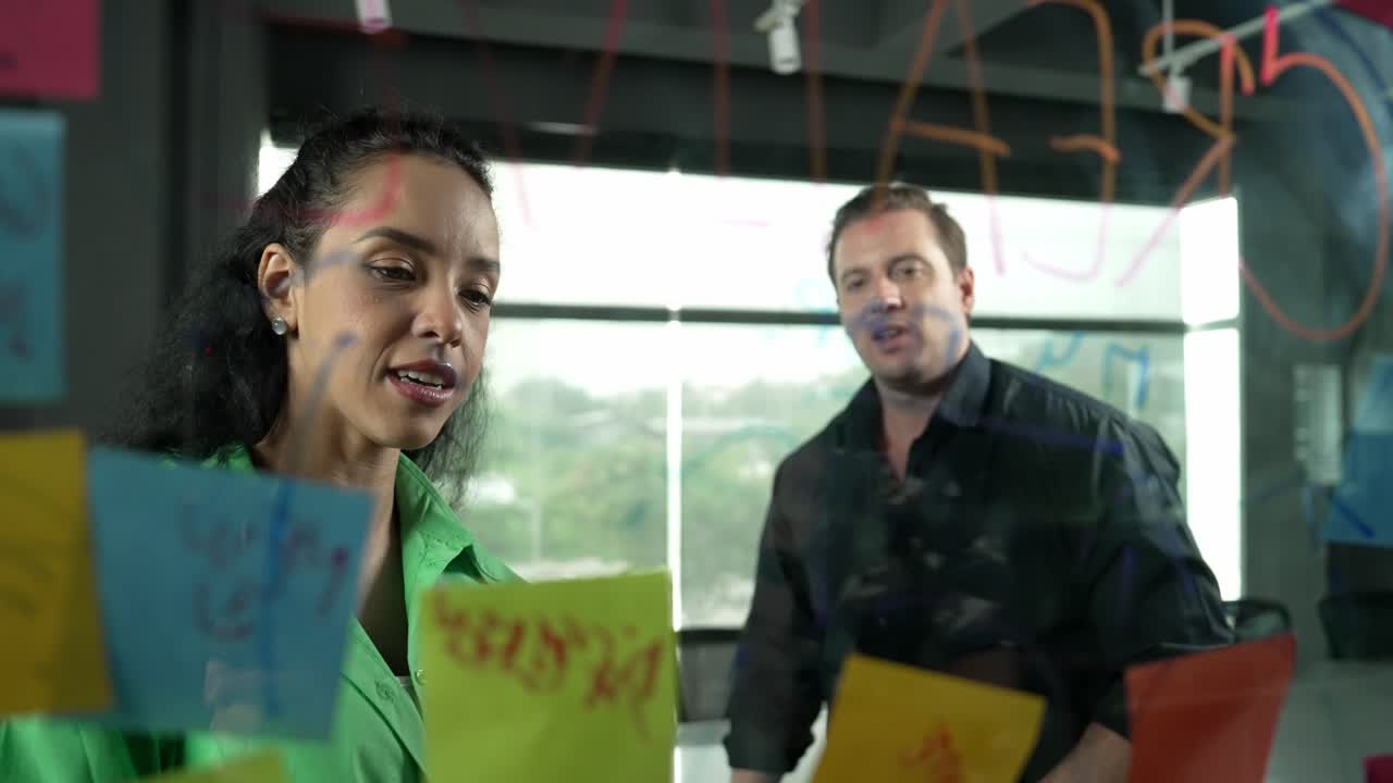 un hábil hombre de negocios presenta una idea de marketing al gerente de proyecto.