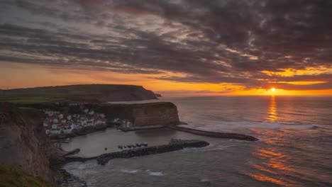 Ein-Zeitraffer-Eines-Sommersonnenuntergangs-über-Dem-Fischerdorf-Staithes-In-North-Yorkshire