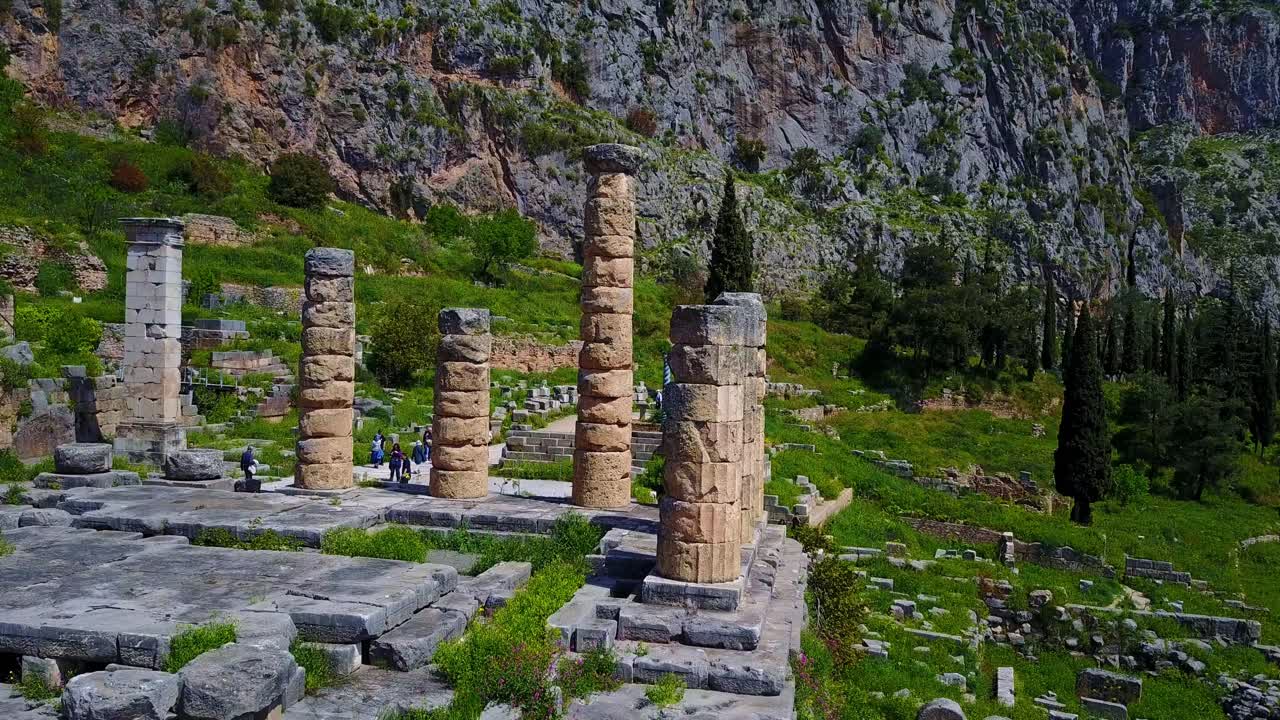 храм аполлона в дельфах с низкой воздушной орбиты в греции