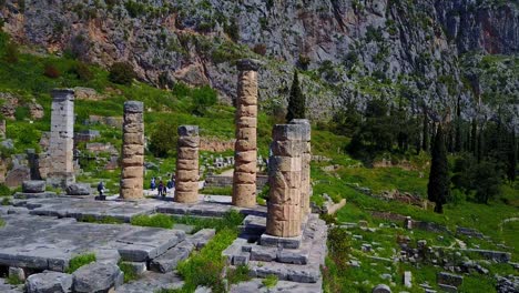 templo de apolo en delfos con vista de órbita aérea baja en grecia