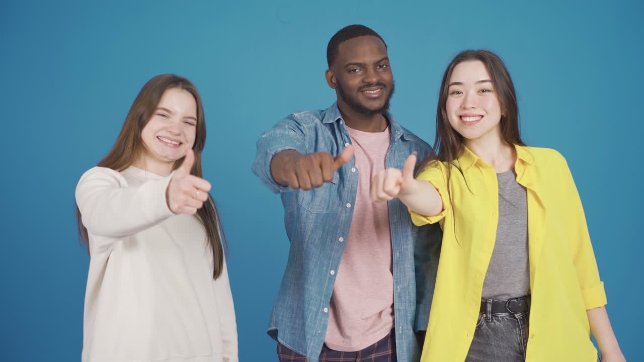 retrato en primer plano de un grupo de amigos de diferentes razas. sonríe y aprueba.