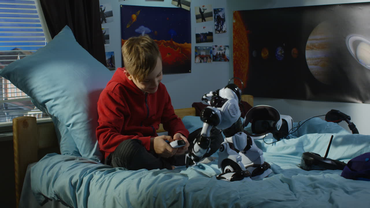 소년이 침실에서 로 장난감으로 놀고 있다