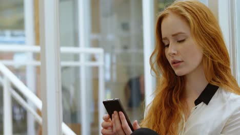 Ejecutiva-Femenina-Usando-Teléfono-Móvil-En-La-Oficina-4k