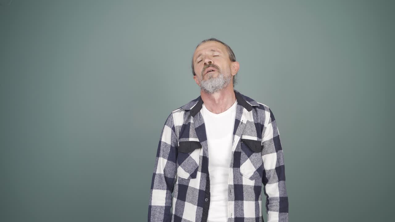 hombre de aspecto cansado.