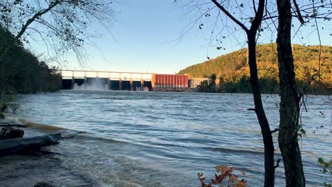 Wasser,-Das-Aus-Dem-High-Rock-Lake-Staudamm-Abfließt,-High-Rock-Lake-NC,-High-Rock-Lake-NC