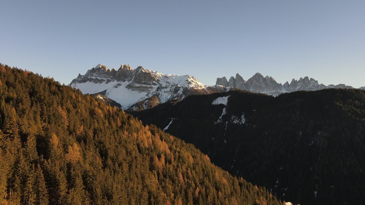 hermoso video aéreo de drones de las enormes montañas dolomitas en los alpes italianos filmado en 4k en invierno - otoño