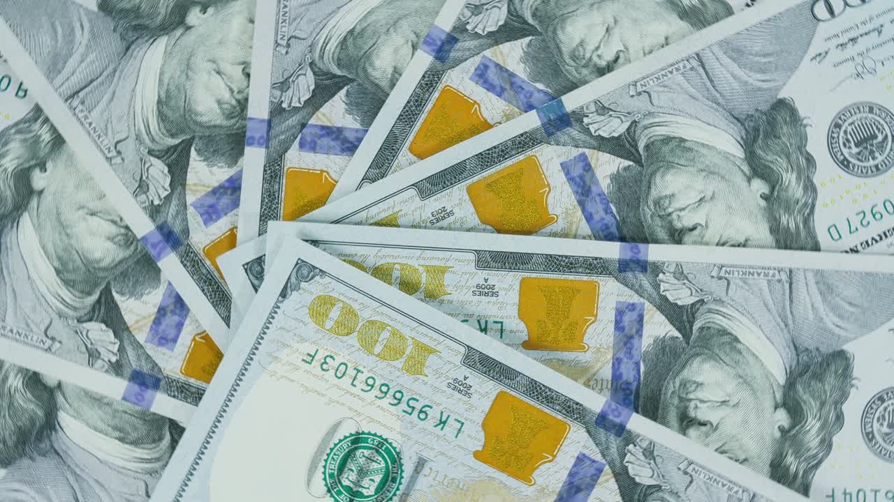 턴테이블에 있는 달러를 회전시키고, 회전시켜서 디자인 모양의 원을 만니다.