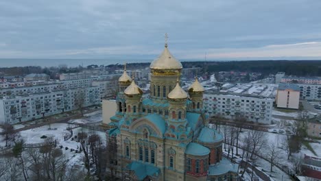 Luftaufnahme-Einer-Orthodoxen,-Breiten-Drohnenaufnahme,-Die-Sich-Rückwärts-Bewegt