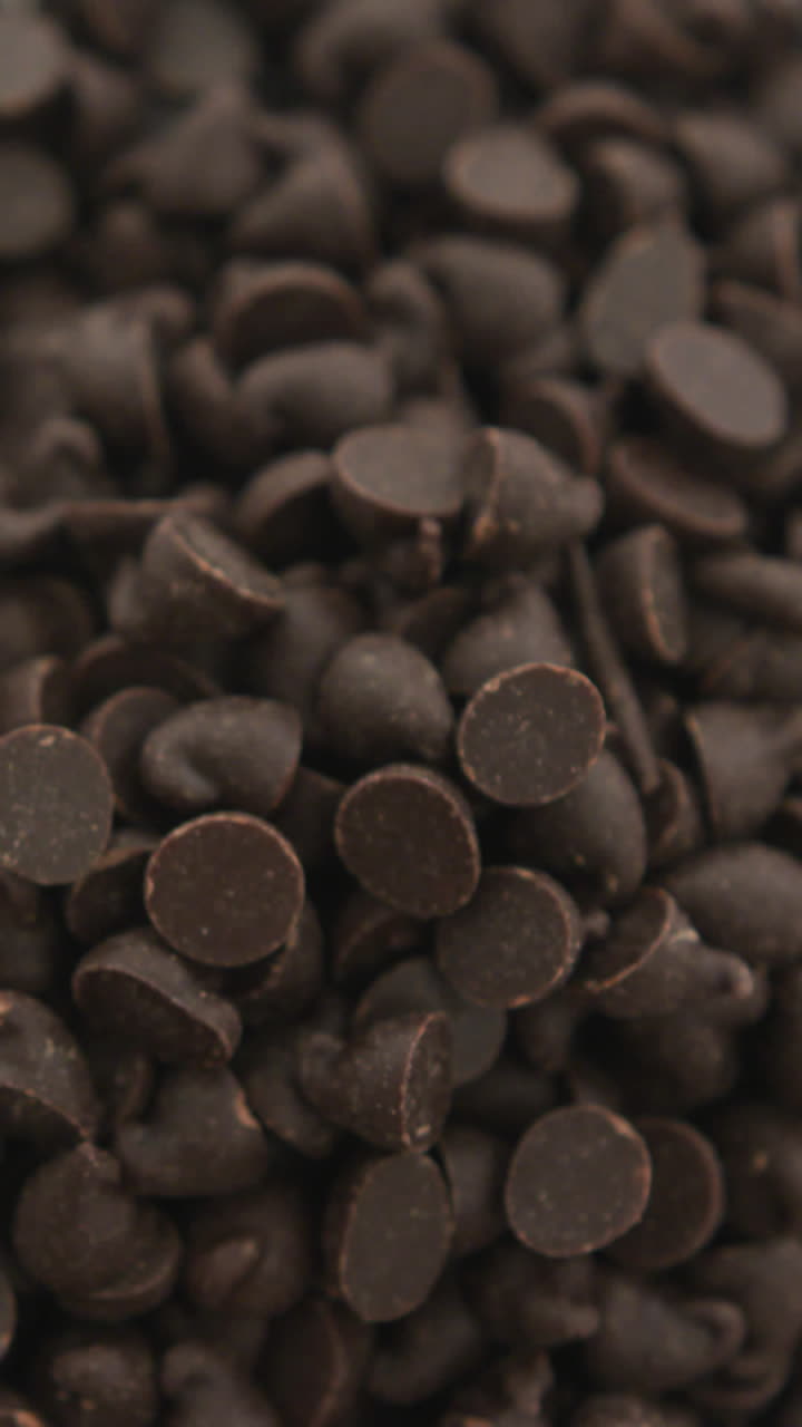 video de primer plano de varios trozos de chocolate sobre un fondo blanco