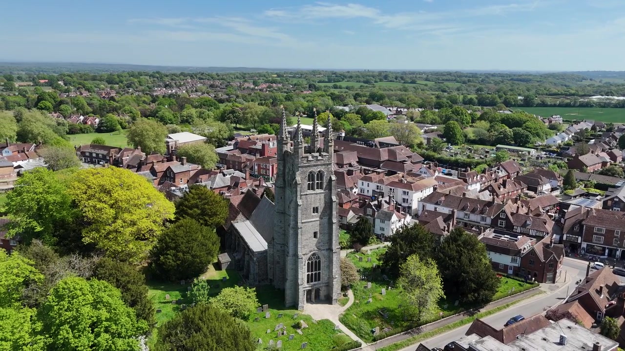St Mildred's kirke Tenterden Kent UK Panorerende droneopptak
